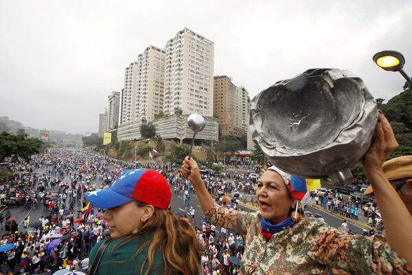 Oposição participa de manifestação contra o presidente venezuelano, Nicolás Maduro, em Caracas, Venezuela - Sputnik Brasil