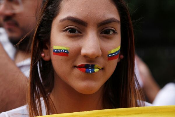 Garota durante manifestação em apoio ao líder da oposição venezuelana, Juan Guaidó, em Buenos Aires - Sputnik Brasil
