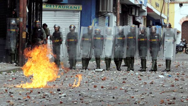 Forças de segurança da Venezuela encaram confronto com partidários da oposição que participam de uma manifestação contra o governo do presidente venezuelano Nicolás Maduro, 23 de janeiro de 2019 - Sputnik Brasil