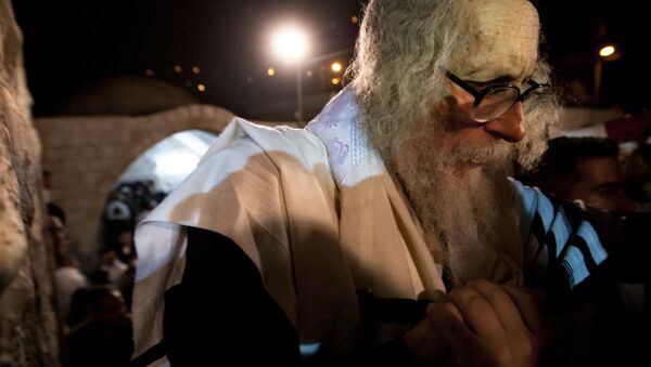 Rabino Eliezer Berland parte depois de rezar na tumba de Joseph na cidade de Nablus, na Cisjordânia, 30 de maio de 2011 - Sputnik Brasil