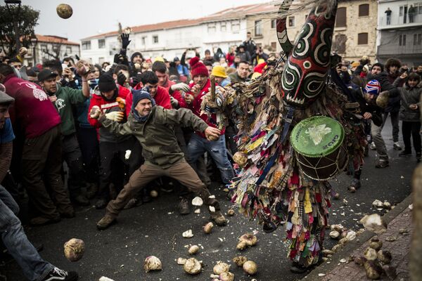 Pessoas durante celebração do festival Jarramplas, no sudoeste da Espanha - Sputnik Brasil