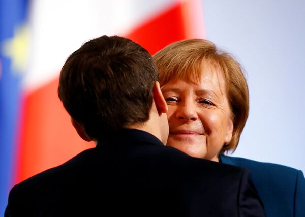 Chanceler alemã Angela Merkel e presidente francês Emmanuel Macron participam de novo acordo bilateral, conhecido como Tratado de Aachen, na Alemanha, em 22 de janeiro de 2019 - Sputnik Brasil