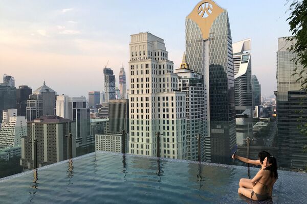 Turistas desfrutam de piscina em hotel no centro de Bangkok, Tailândia, 21 de janeiro de 2019 - Sputnik Brasil
