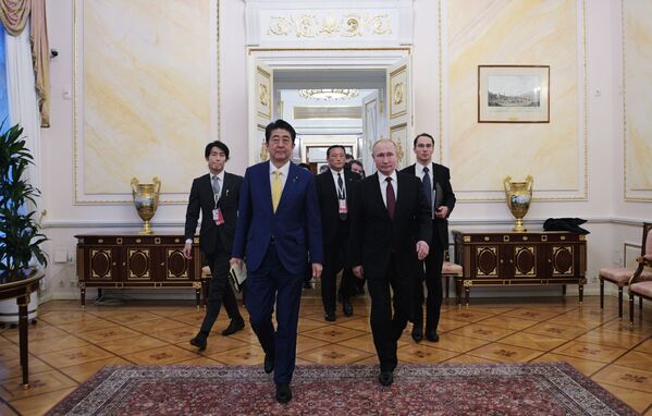 Primeiro-ministro japonês, Shinzo Abe, e presidente russo, Vladimir Putin, durante reunião em Moscou, Rússia - Sputnik Brasil