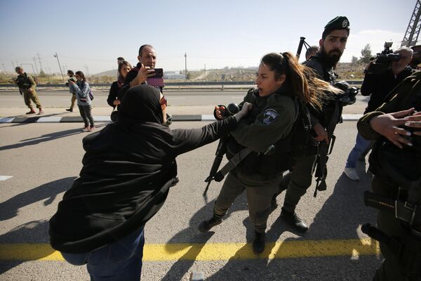 Protestos contra a rota, conhecida como estrada do apartheid, por causa da separação das faixas para motoristas israelenses e palestinos, na Cisjordânia, em 23 de janeiro de 2019 - Sputnik Brasil
