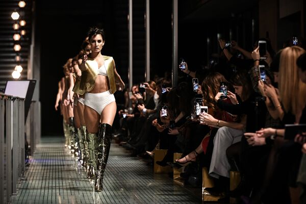 Modelo durante a apresentação de lingerie no desfile de moda Lingerie Rocks em Paris, França, 20 de janeiro de 2019 - Sputnik Brasil