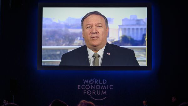Secretário de Estado dos EUA, Mike Pompeo, durante transmissão de seu discurso no Fórum Econômico Mundial, em Davos, Suíça, em 22 de janeiro de 2019. - Sputnik Brasil