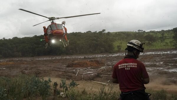 Helicóptero pousa em um local para resgatar um corpo que foi encontrado na lama depois do rompimento de uma barragem perto do município de Brumadinho, Brasil, 26 de janeiro de 2019 - Sputnik Brasil