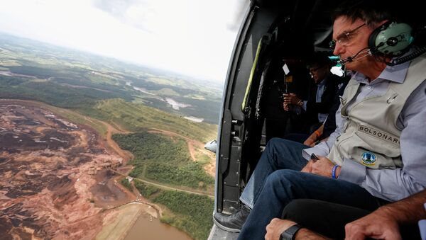 Bolsonaro sobrevoa área atingida pela lama da barragem da Vale em Brumadinho. - Sputnik Brasil