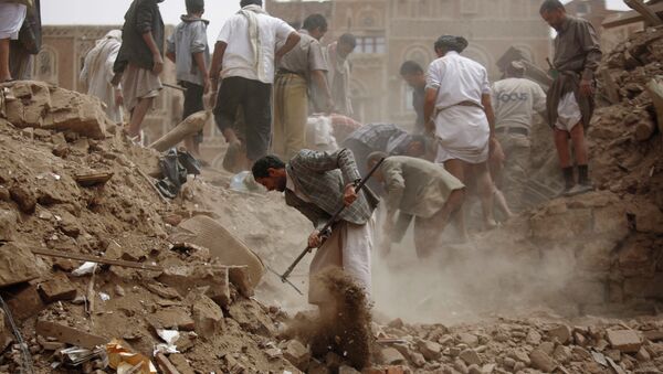 Moradores procuram por sobreviventes sob escombros de casas destruídas em ataques aéreos liderados pela Arábia Saudita no Iêmen em 12 de junho de 2015 - Sputnik Brasil