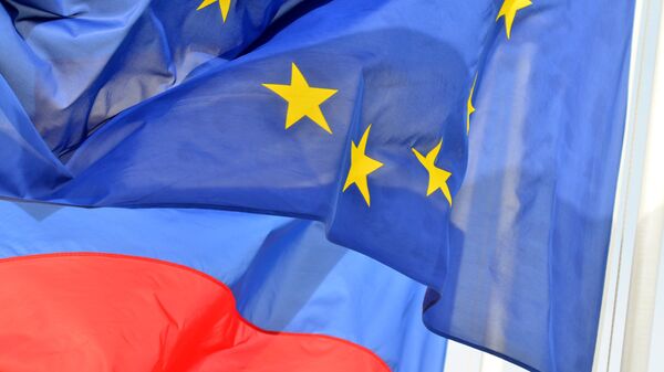 Bandeiras da União Europeia (UE) e da Rússia - Sputnik Brasil
