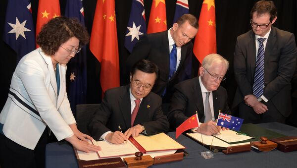 Premiê australiano, Tony Abbott, e ministro do Comércio chinês, Gao Hucheng, assinam o tratado de livre-comércio - Sputnik Brasil