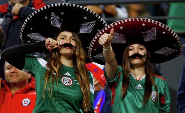 Torcedoras mexicanas antes do jogo com Bolívia em 12 de junho - Sputnik Brasil
