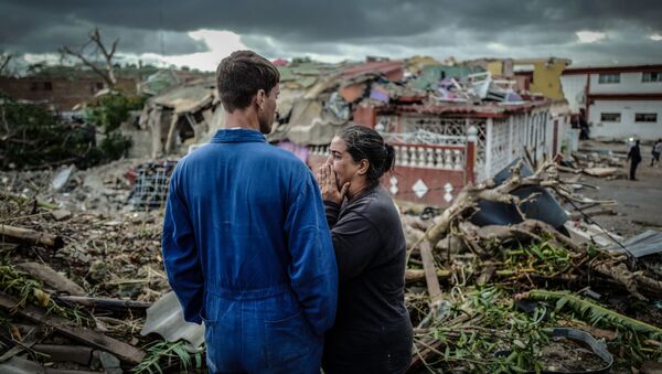 Moradora de Havana chora perante sua casa destruída em resultado do tornado - Sputnik Brasil