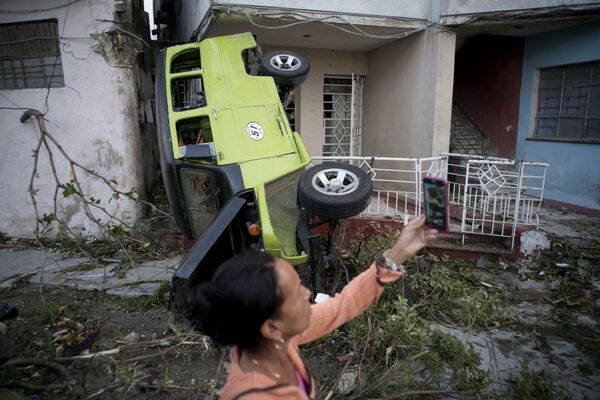 Mulher tira foto das consequências deixadas pelo tornado na capital de Cuba em 28 de janeiro de 2019 - Sputnik Brasil