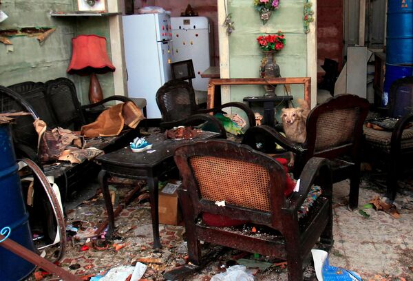 Cachorro sentado em uma poltrona de casa destruída em resultado do tornado em Havana - Sputnik Brasil