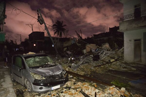 Carro danificado no meio de prédios reduzidos a ruínas depois do tornado na capital de Cuba - Sputnik Brasil