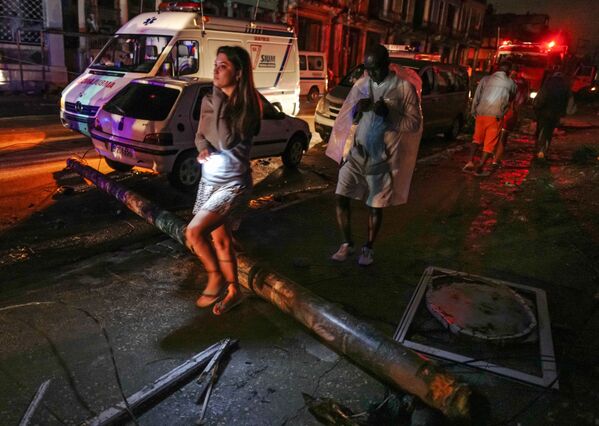 Residentes cubanos passam pelas ruas de Havana destruída em resultado do tornado - Sputnik Brasil