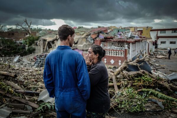 Moradora de Havana chora perante sua casa destruída em resultado do tornado - Sputnik Brasil