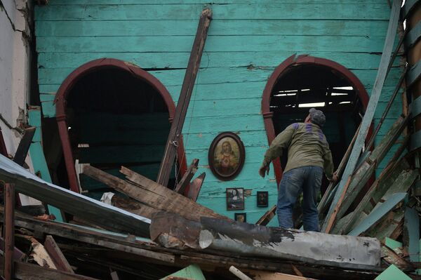 Homem tenta encontrar bens em casa destruída depois do tornado na capital de Cuba - Sputnik Brasil