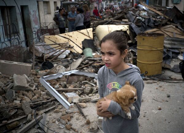 Menina com cachorro nos destroços em Havana - Sputnik Brasil