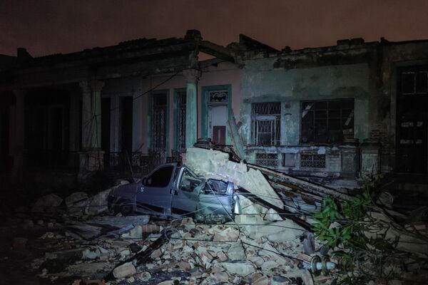 Automóvel esmagado por pedras e outros restos de casas em Havana - Sputnik Brasil