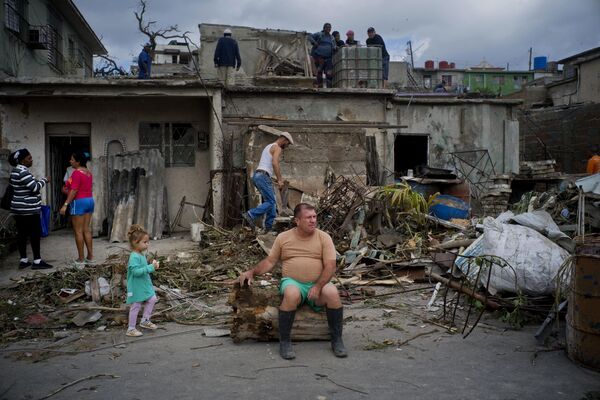 Cubano descansa da eliminação das consequências do tornado sentado no tronco de uma árvore derrubada - Sputnik Brasil
