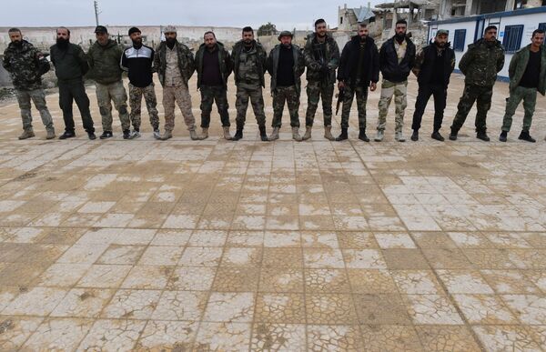 Militares e combatentes milicianos sírios durante uma sessão de treinamento dirigida por especialistas militares russos em um campo de treinamento na Síria - Sputnik Brasil