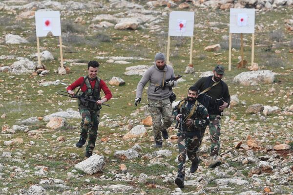 Exercícios ministrados por militares da Rússia para os combatentes das milícias sírias em campo de treinamento da Síria - Sputnik Brasil