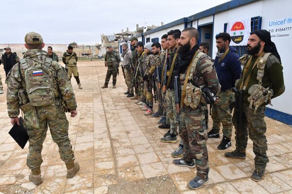 Combatentes sírios durante treinamentos lecionados por especialistas militares da Rússia, na Síria - Sputnik Brasil
