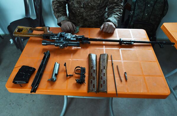 Desmontagem e limpeza de armas após sessões de treinamento de tiro conduzidas por especialistas russos para militares da Síria - Sputnik Brasil