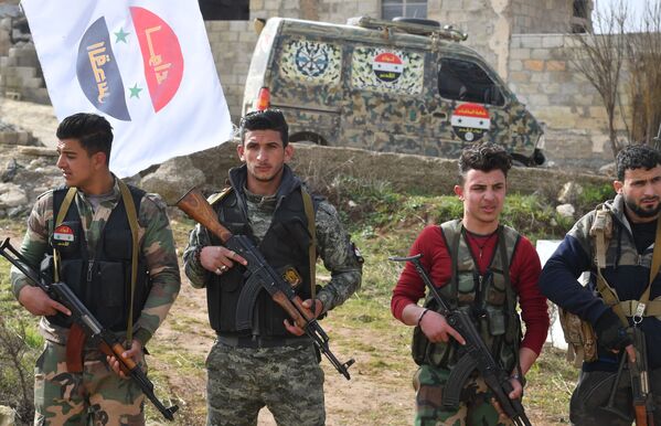 Bandeira de uma unidade da milícia libanesa ao fundo, enquanto militares russos treinam combatentes das milícias sírios, na Síria - Sputnik Brasil