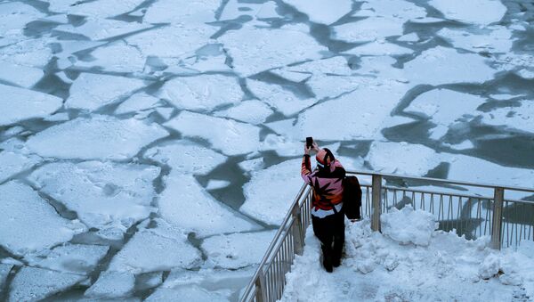 Garota tira foto do rio Chicago tomado pelo vórtice polar que atingiu a maioria dos estados norte-americanos ocidentais e centrais - Sputnik Brasil