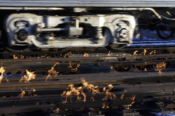 Trem em direção ao centro de Chicago, enquanto o aquecedor a gás lida com neve e gelo nos trilhos - Sputnik Brasil