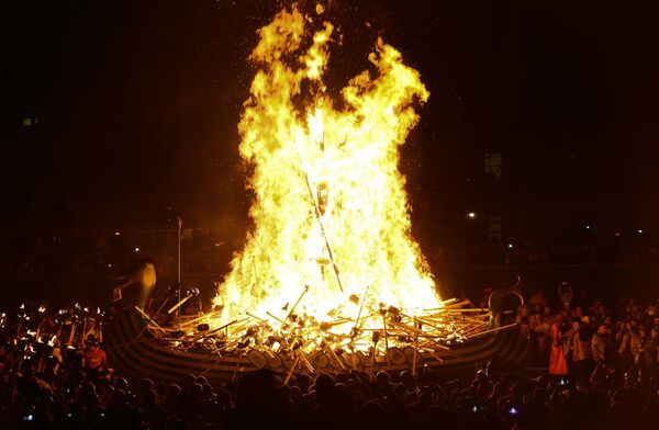 Membros do Esquadrão Jarl, usando roupas de vikings, colocam fogo no barco durante o festival escocês Up Helly Aa, 29 de janeiro de 2019 - Sputnik Brasil
