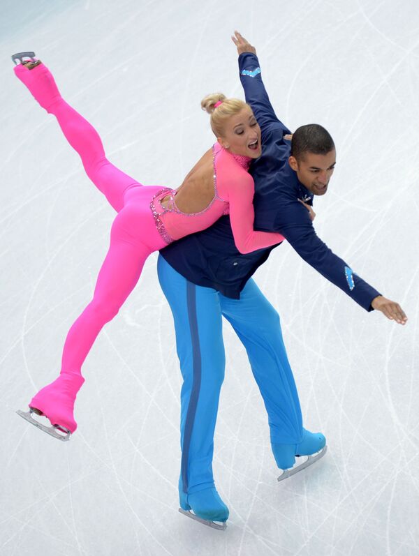 Alyona Savchenko e Robin Sholkovy (Alemanha) se apresentam nos Jogos da XXII Olimpíada de Inverno em Sochi, Rússia - Sputnik Brasil