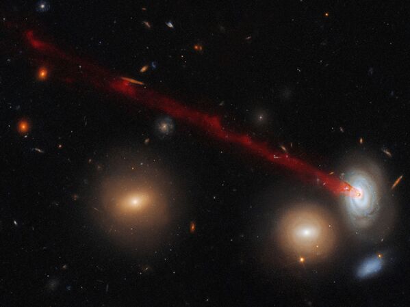 A cauda longa de gás pertencente à galáxia espiral D100 vista pelo telescópio espacial Hubble - Sputnik Brasil