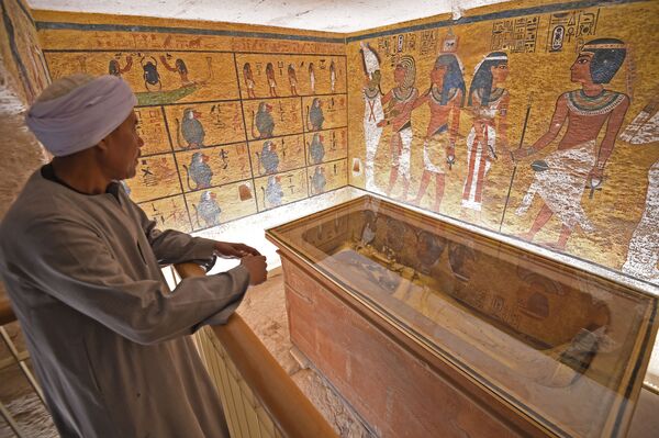 O sarcófago dourado do faraó Tutancâmon encontrado em Luxor, Egito - Sputnik Brasil