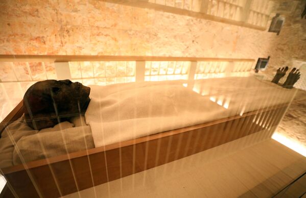 A múmia do Faraó Menino exibida na tumba do faraó em Luxor - Sputnik Brasil