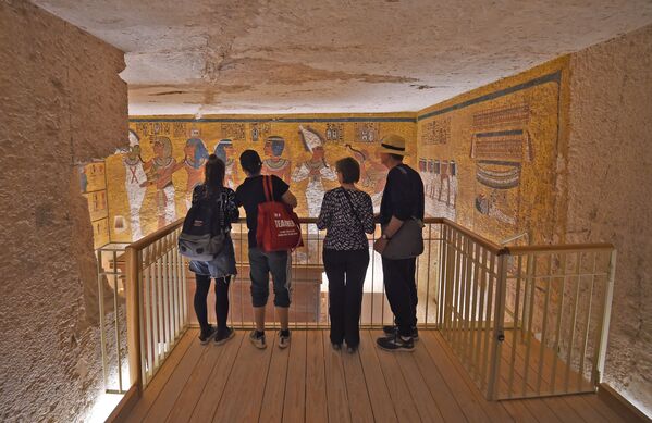Visitantes observam as antigas pinturas egípcias exibidas na tumba restaurada do faraó - Sputnik Brasil