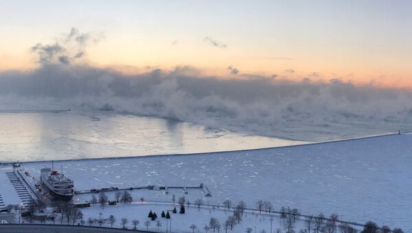 Steam is seen above Lake Michigan during subzero temperatures carried by the polar vortex in Chicago, Illinois, U.S., January 30, 2019, in this picture obtained from social media - Sputnik Brasil