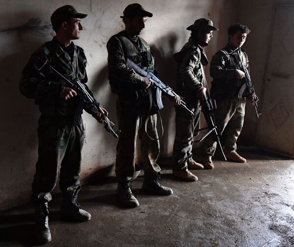 Militares sírios com fuzis na linha de frente em Aleppo - Sputnik Brasil