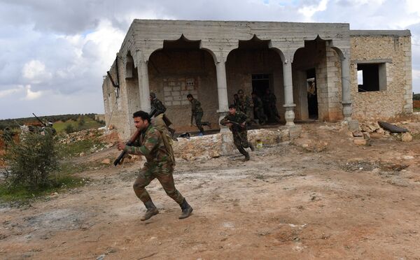 Soldados correm segurando fuzis de esconderijo durante exercícios na província síria de Aleppo - Sputnik Brasil