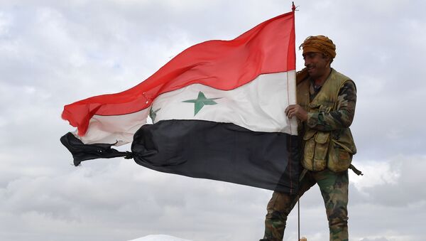 Militar hasteia bandeira da Síria na linha de frente em Aleppo - Sputnik Brasil