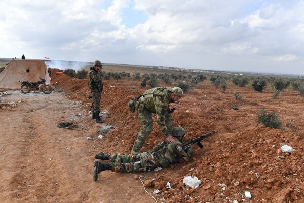 Linha de frente das Forças Armadas da Síria se exercitando na cidade de Manbij, Aleppo - Sputnik Brasil