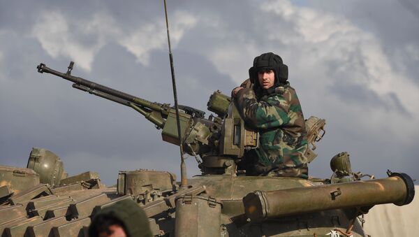 Tanque com um soldado, que estava participando de treinamento militar na província síria de Aleppo - Sputnik Brasil
