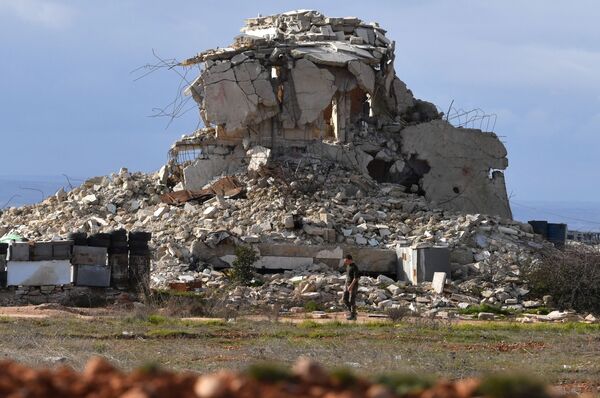 Prédio destruído na linha de frente das Forças Armadas da Síria - Sputnik Brasil