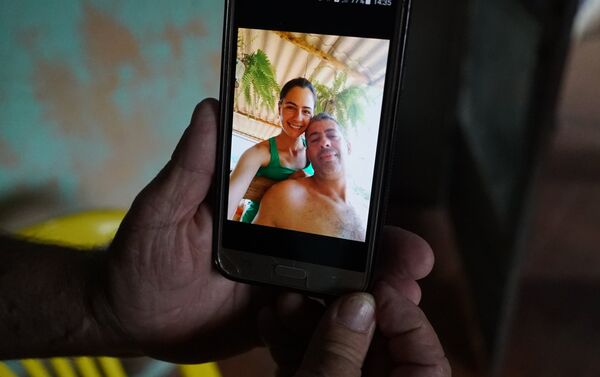 Alexis Costa, funcionário desaparecido da Vale em Brumadinho, é visto em uma foto com a irmã. - Sputnik Brasil