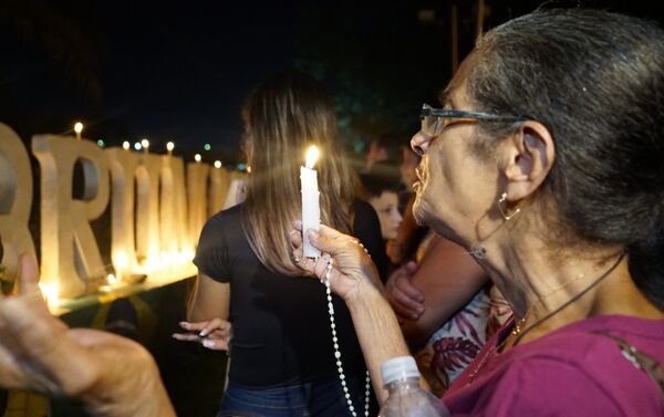 Moradora de Brumadinho é vista rezando por mortos e desaparecidos pelo rompimento da barragem de rejeitos da Vale. - Sputnik Brasil