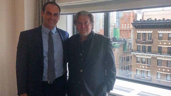 Eduardo Bolsonaro ao lado de Steve Bannon em Nova York - Sputnik Brasil